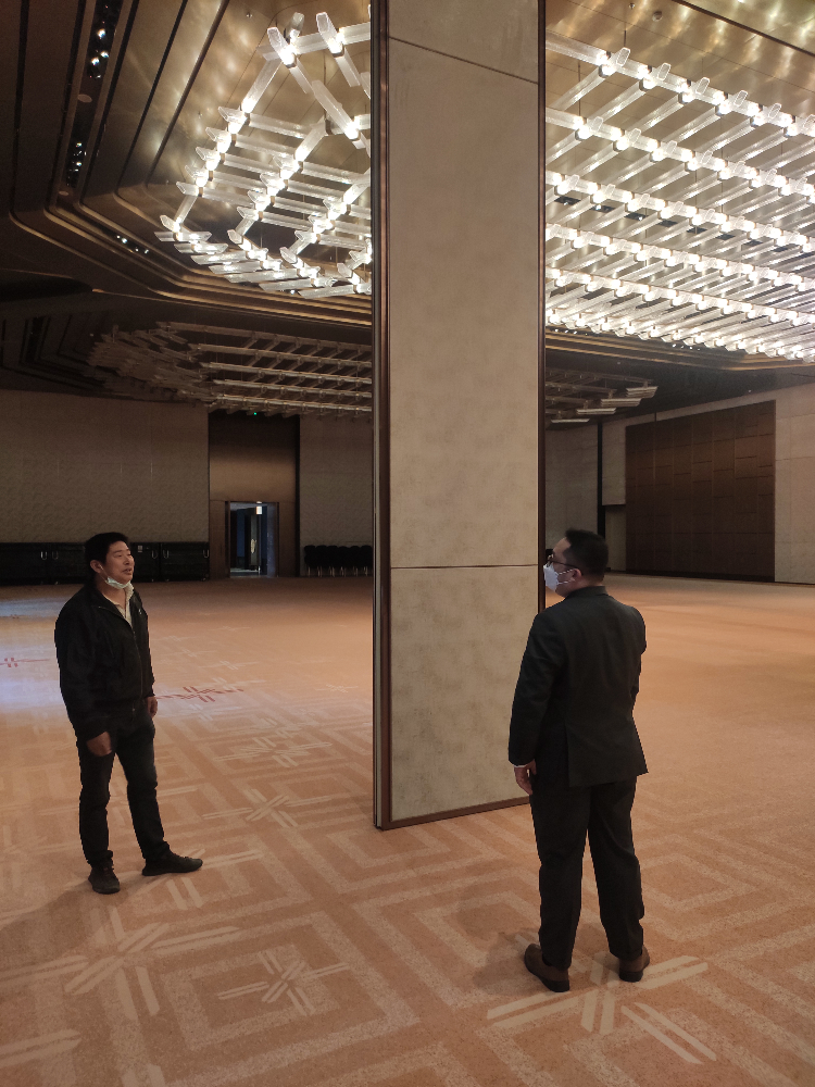 上海市移动铝合金隔断定制案例解析:医院抗菌无缝设计的高性价比解决方案