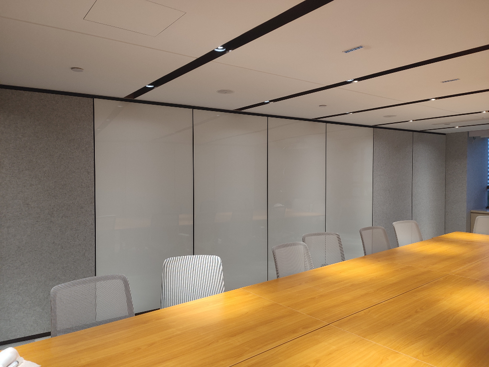 上海铝合金移动隔断订做——五星级酒店超高空间个性化方案,保障承重安全与隔音性能