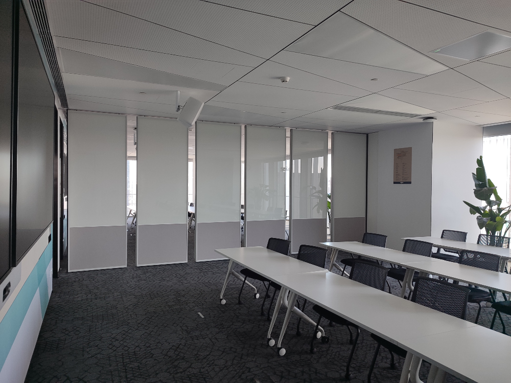 上海移动隔断订做:高性价比方案,助力三星级酒店空间灵活隔断,节约预算不超支