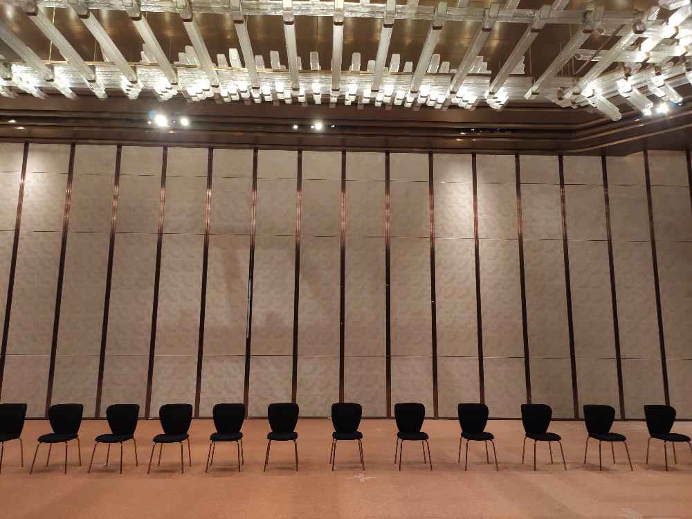 上海市活动隔断定做案例:专业高效打造安全耐用学校隔断解决方案