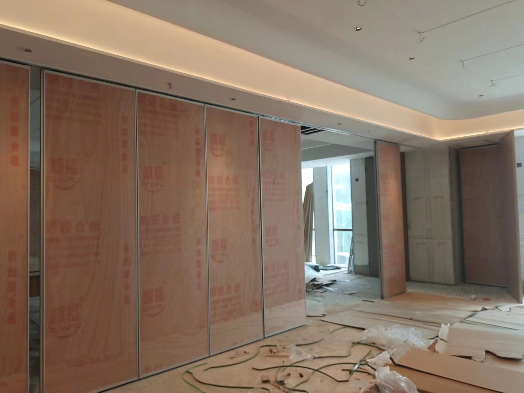 深圳实木移动隔断定做|专业高性价比个性设计,政府空间隔断新选择