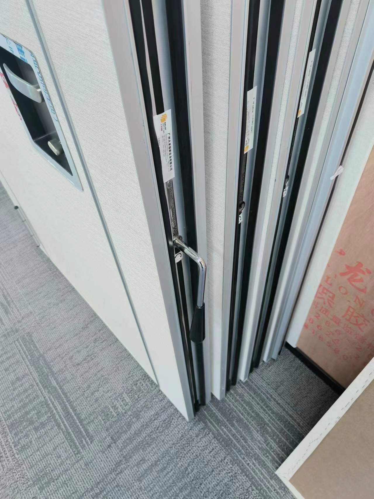 深圳市室内移动隔断制作专家——高效安装+稳定品质,博物馆超大空间定制案例