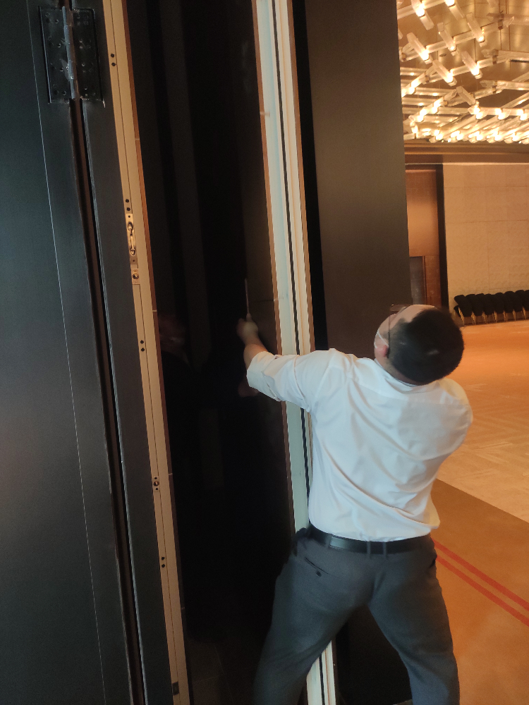 深圳市龙华区活动不锈钢隔断生产:专业厂家提供高性价比三星级酒店灵活分隔解决方案